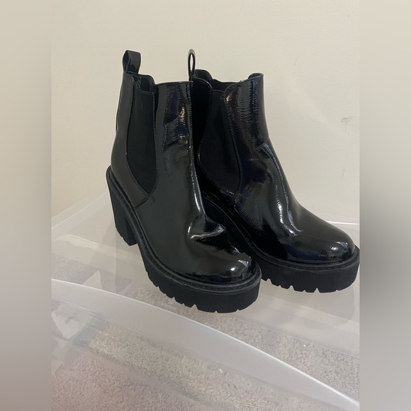 NWOT Dirty Laundry Yikes Waterproof Platform Chelsea Lug Boot Size 6 - Picture 3 of 10